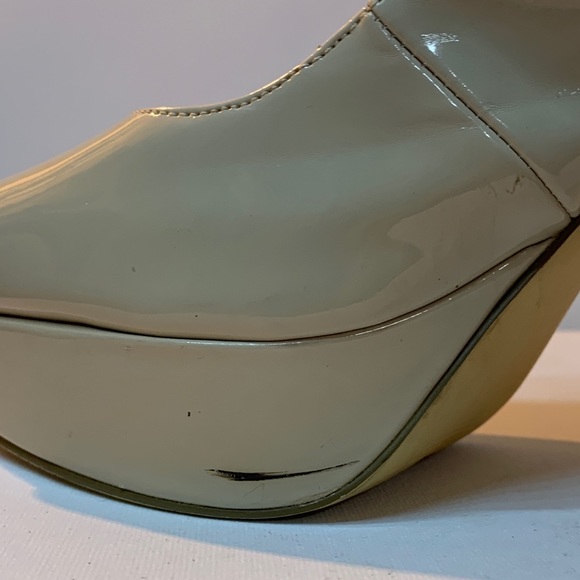 Guess Heels in a size 9 Tan - Picture 7 of 7